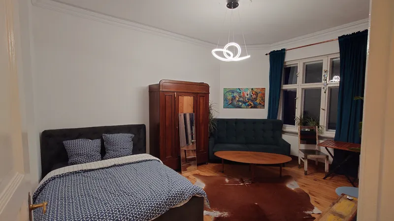 Komplette möblierte 1-Zimmer-Wohnung (mit großem Balkon) sanierten Altbau in Friedrichshain - Sofort — photo 1